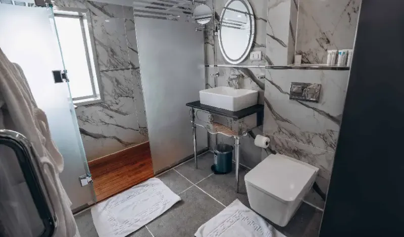 Bagno privato elegante della Dahabeya La Rose sul Nilo