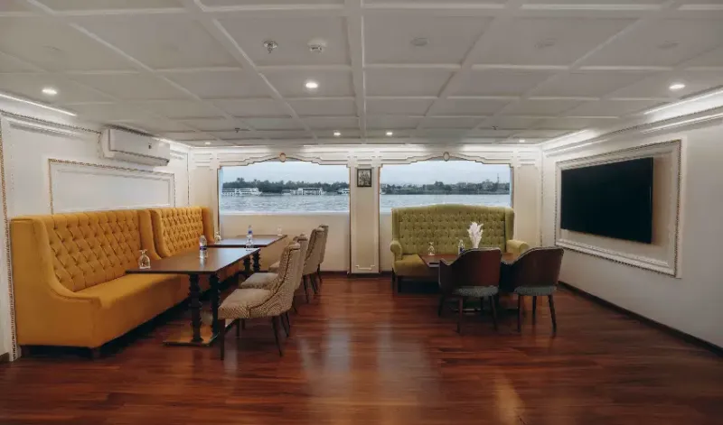 Lounge raffinata della Dahabeya La Rose sul Nilo