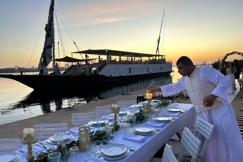 Cena elegante a bordo Dahabeya Karnak Lazuli Nilo