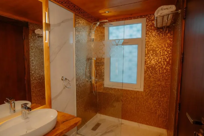 Bagno privato suite Dahabeya Azahar, design raffinato