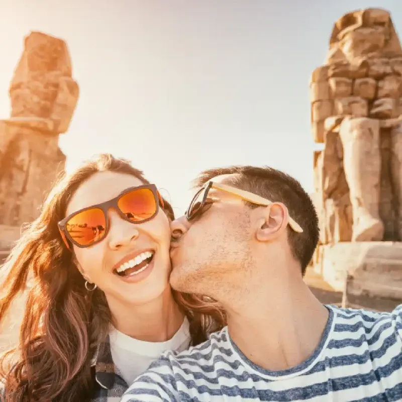 novio y novia visitando egipto